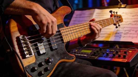 How to Play Slap Bass Techniques on Fretless Bass: A Comprehensive Guide