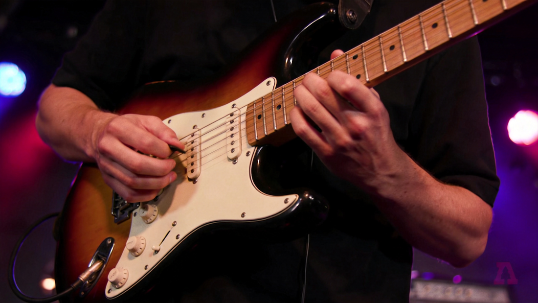 How to Develop Consistent Two-Hand Tapping Techniques for Fluid, Melodic Math Rock Lead Patterns on Electric Guitar